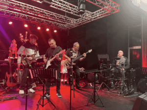 le groupe de musique sur scène